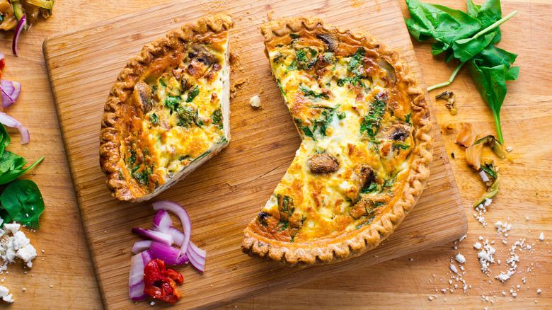 Cheeseburger quiche with spinach and onion