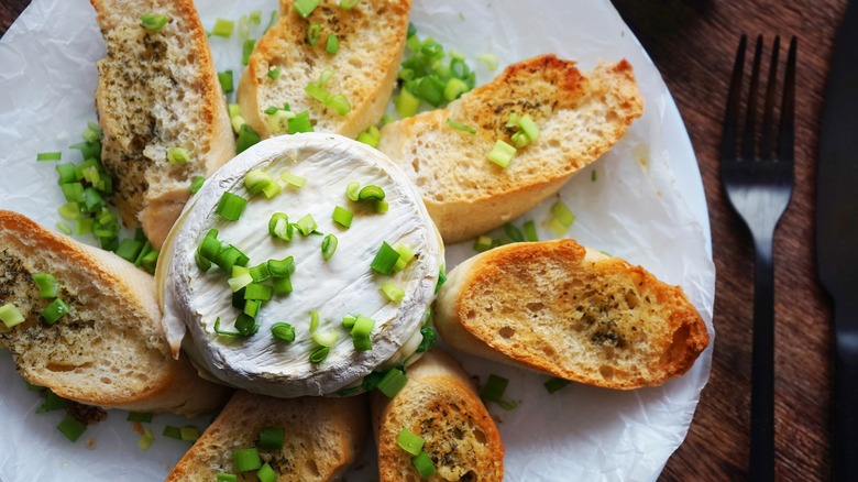 garlic bread with brie