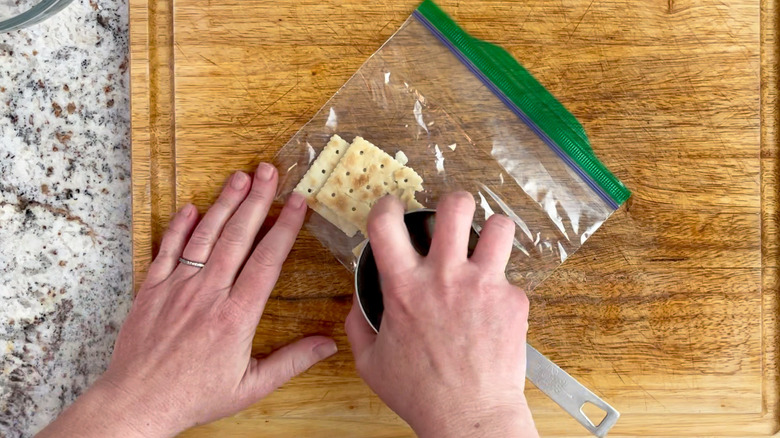 saltine crackers in bag 