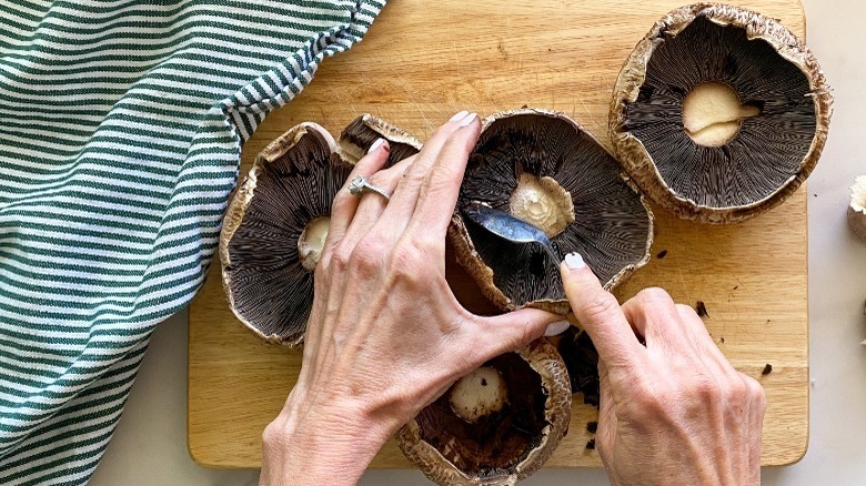 removing gills from mushrooms