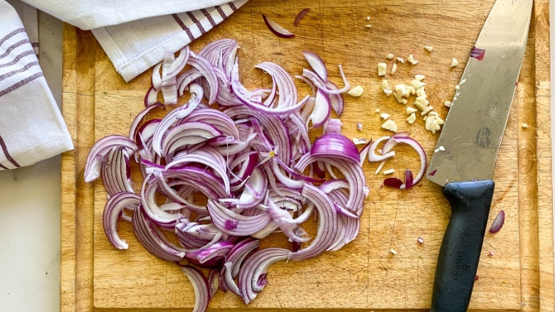 slices onion and garlic on cutting board