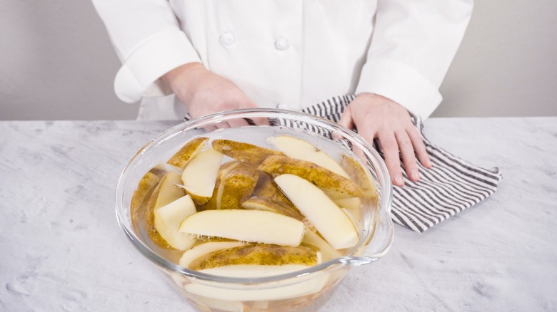 potato wedges soaking in water