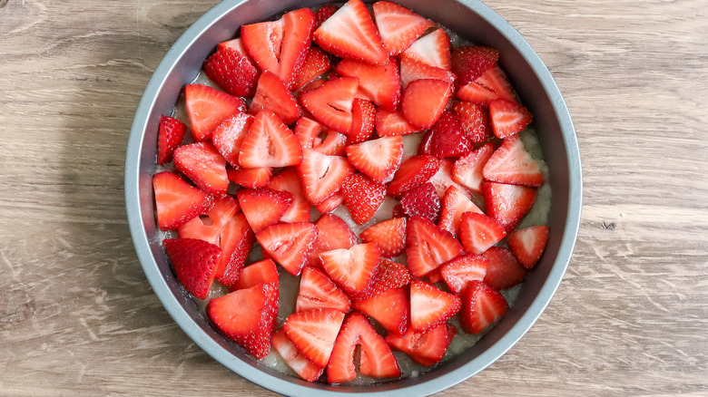 cut strawberries in a round pan