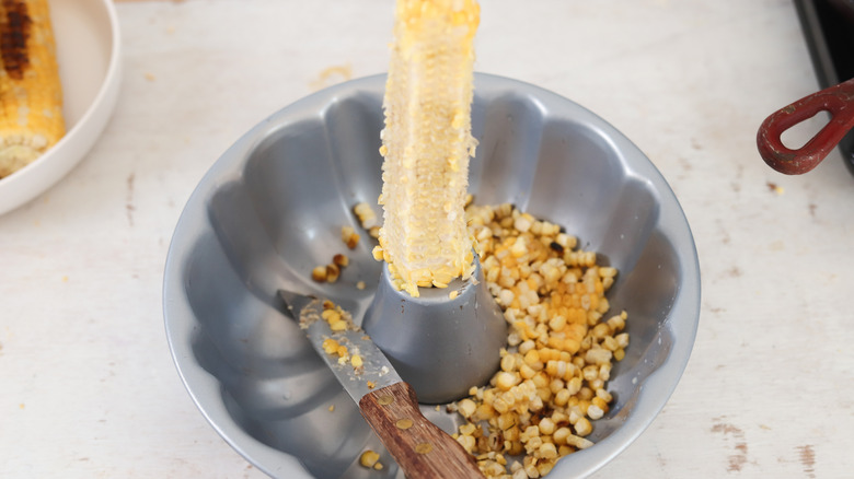 removing corn kernels from cob