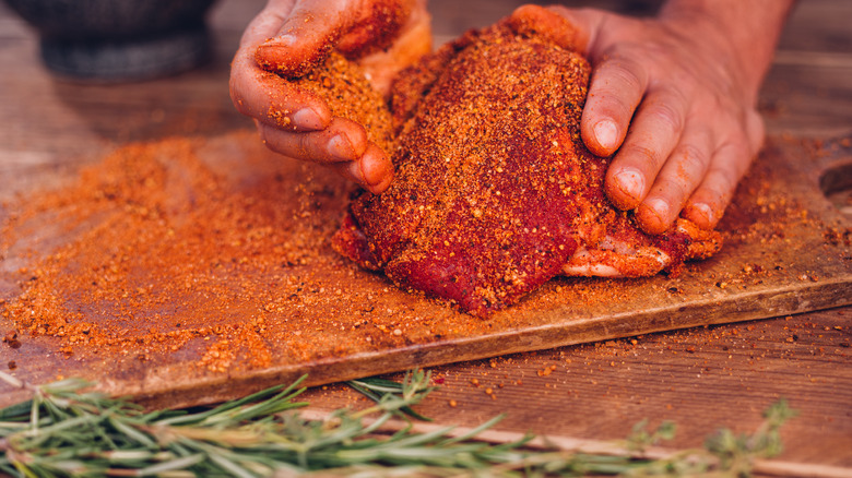 Seasoning meat with rub