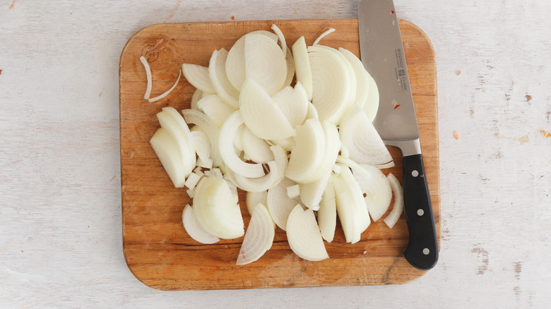 sliced onions