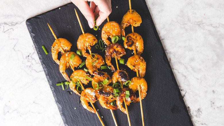 Topping shrimp with sesame