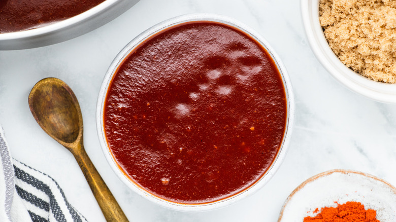 bbq sauce in bowl 