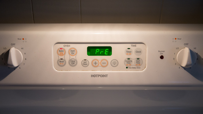 oven display showing preheat symbol 