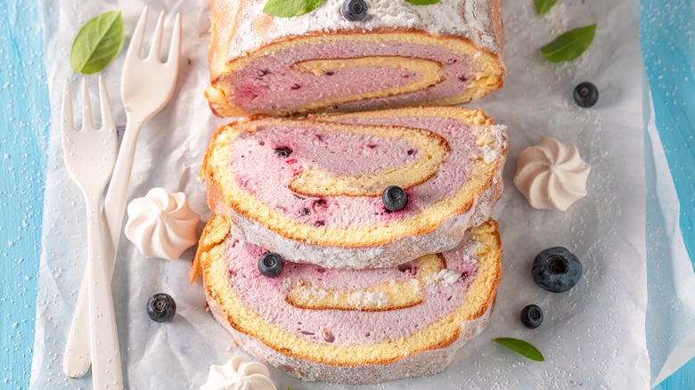 swiss roll with blueberry filling