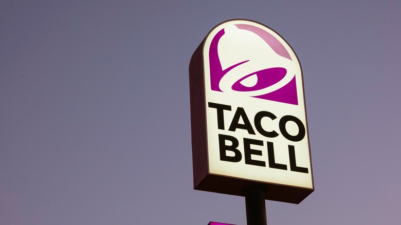 taco bell sign