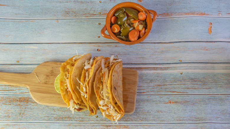 tacos al vapor served with pickled vegatables