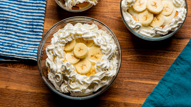 Banana pudding in bowls