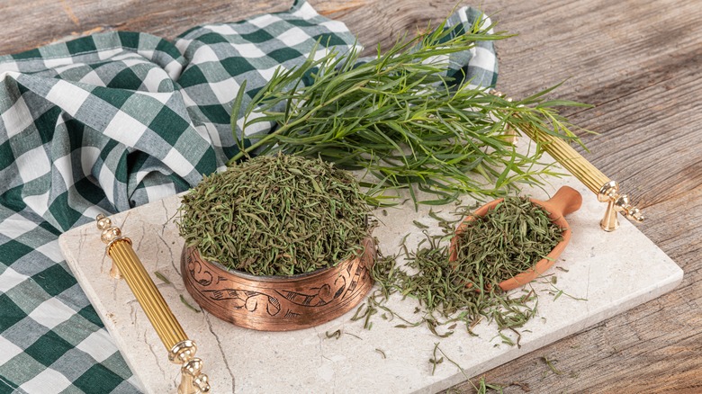 Fresh and dried tarragon 