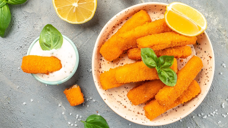 Fish sticks with tartar sauce and lemons