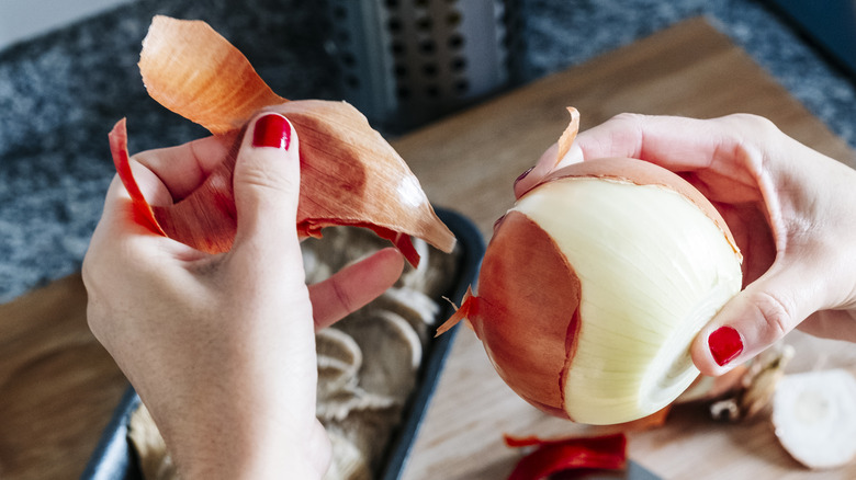 Peeling raw onion