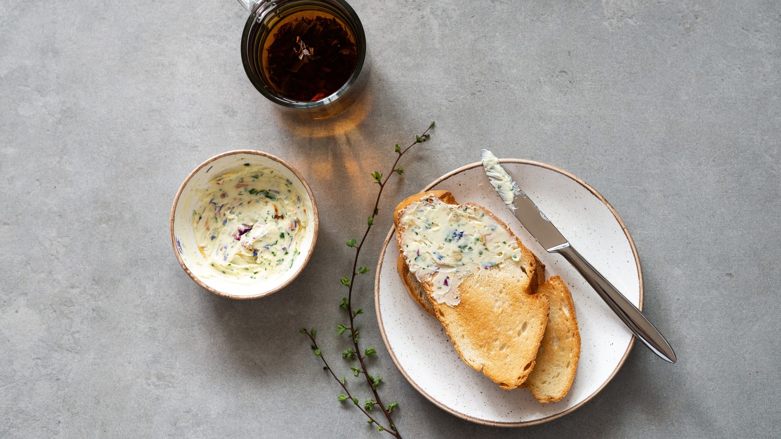 https://www.tastingtable.com/img/gallery/tea-is-the-underrated-ingredient-that-can-elevate-compound-butter/l-intro-1697753459.jpg