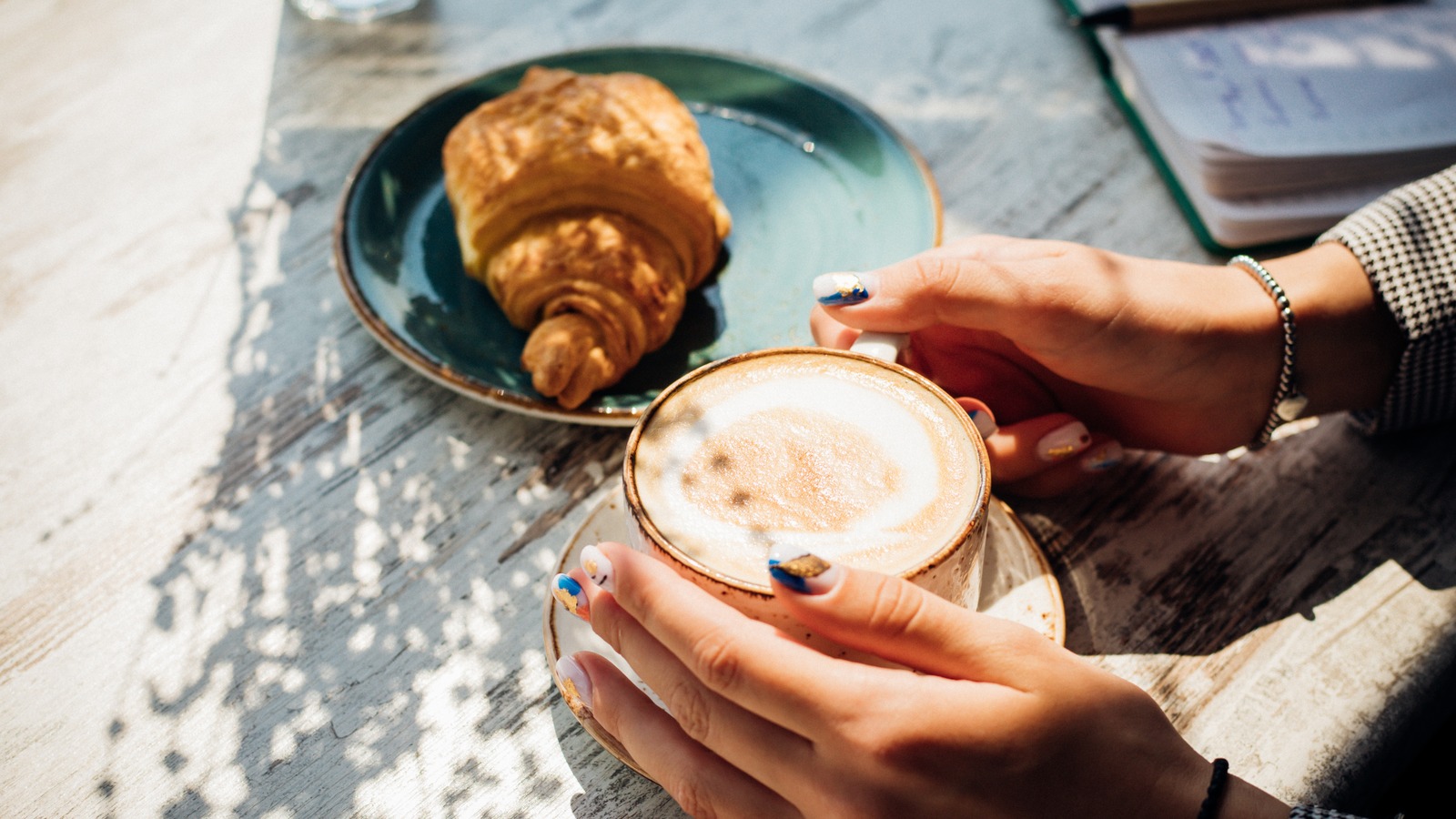 What Color Are Your Mugs? It Matters in Flavor Perception, Researchers  SayDaily Coffee News by Roast Magazine