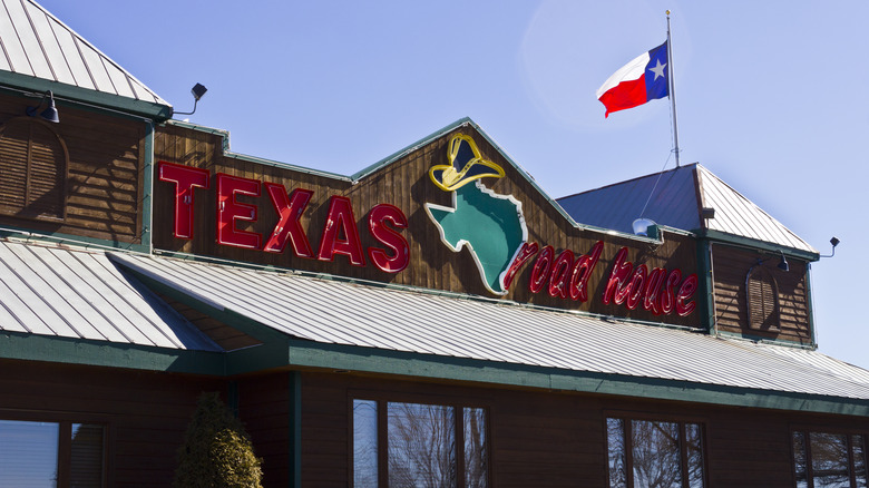 A Texas Roadhouse exterior