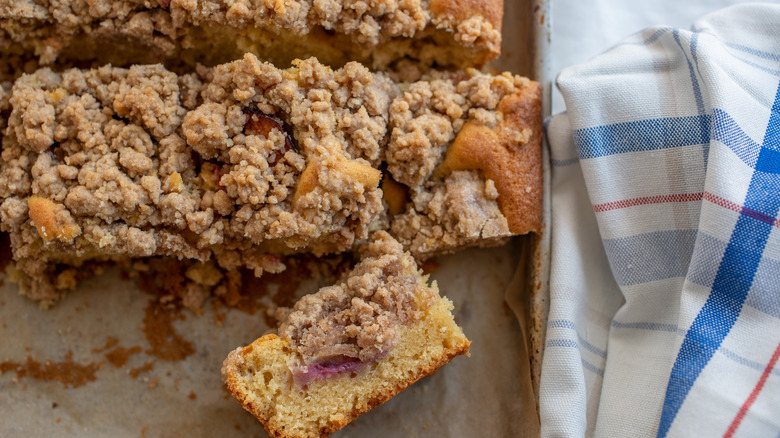 streusel on plum cake