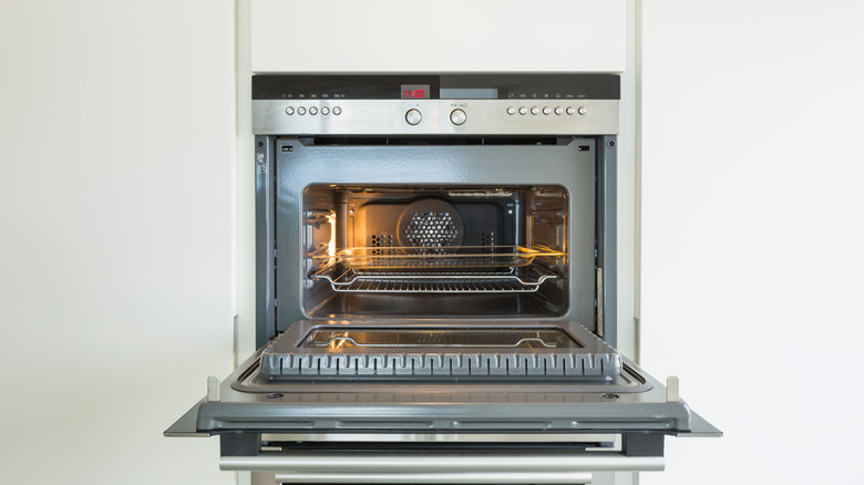 https://www.tastingtable.com/img/gallery/the-10-biggest-mistakes-everyone-makes-when-cooking-in-a-convection-oven/intro-1669059504.jpg