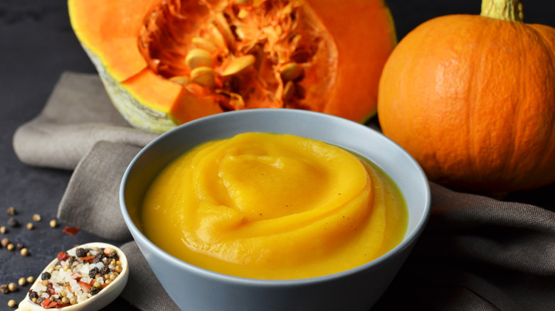 pumpkins and pumpkin puree