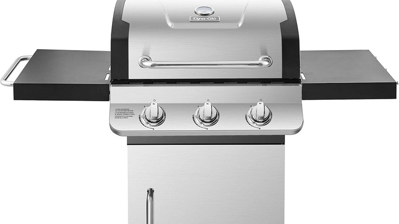 A gray Dyna-Glo Premier grill with two black side shelves.