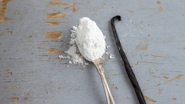 Vanilla bean powder in spoon