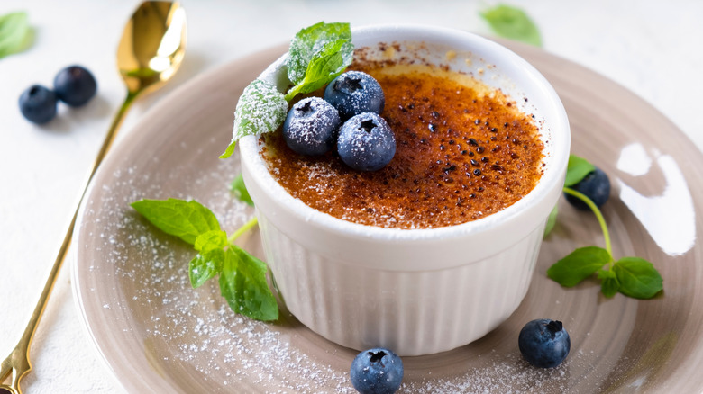 Crème brûlée with blueberries