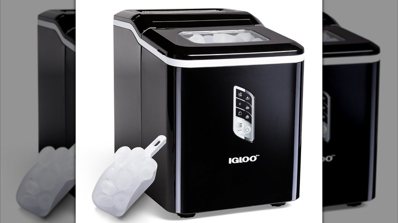 Igloo Automatic Ice Maker white background