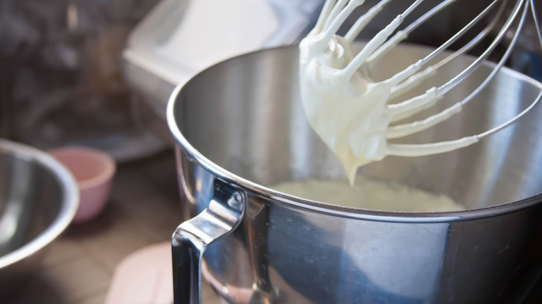 Mixing batter for macarons