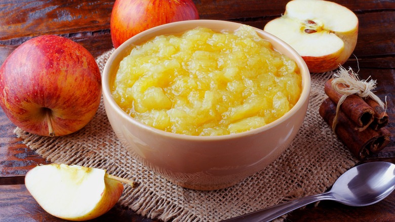 bowl of applesauce and apples