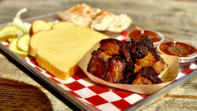 bbq tray with brisket and bread