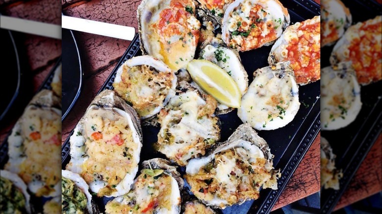 Baked oysters with lemon