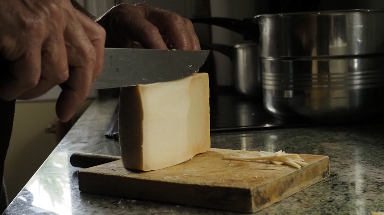 Cutting Idiazábal cheese