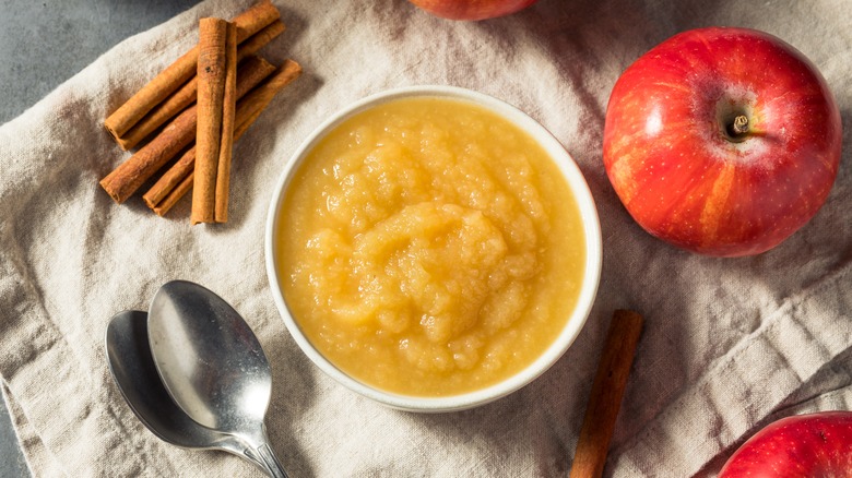 Applesauce in bowl