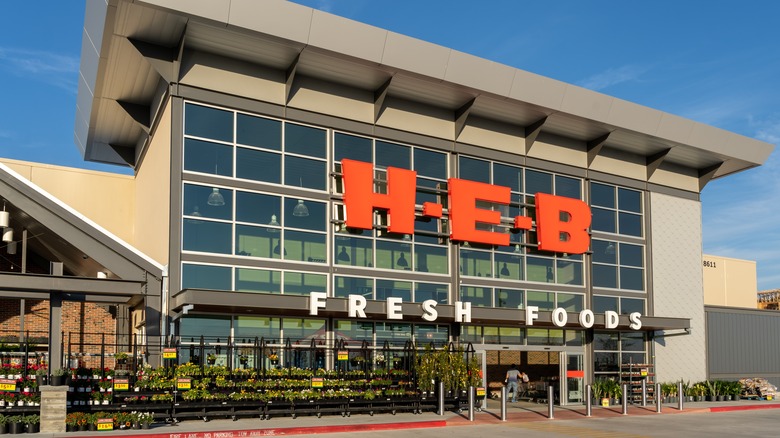 H-E-B grocery store exterior