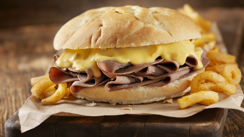 Roast beef sandwich with cheese