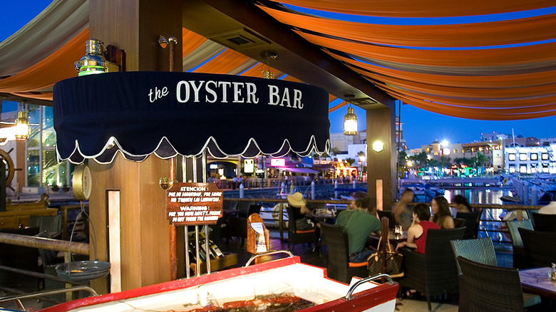 Lorenzillo's oyster bar and tables