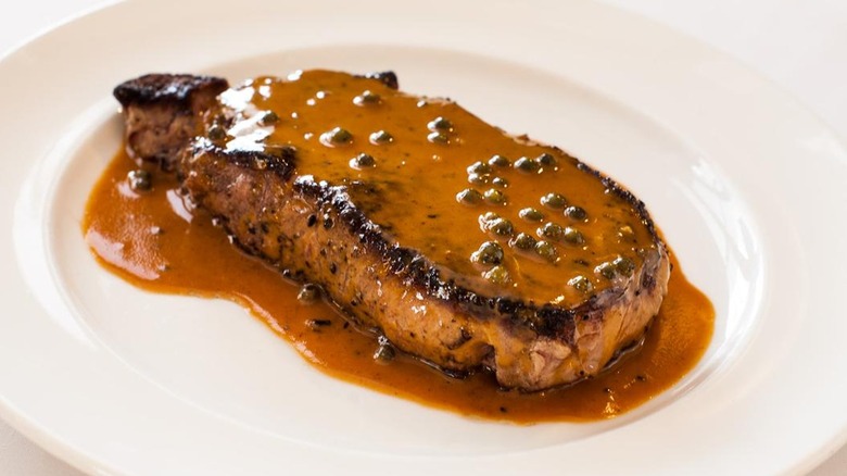 Steak au poivre white plate 