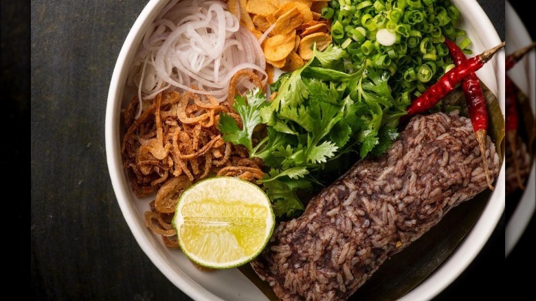 Khao kan jin pork rice dish