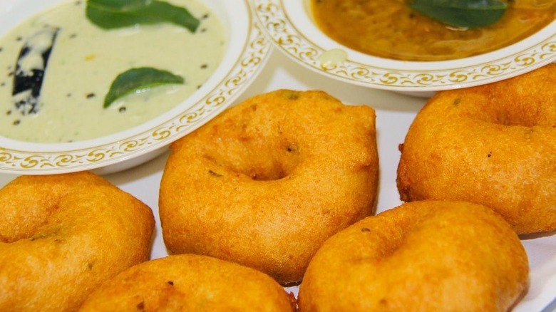 Medu vada sambar with chutney