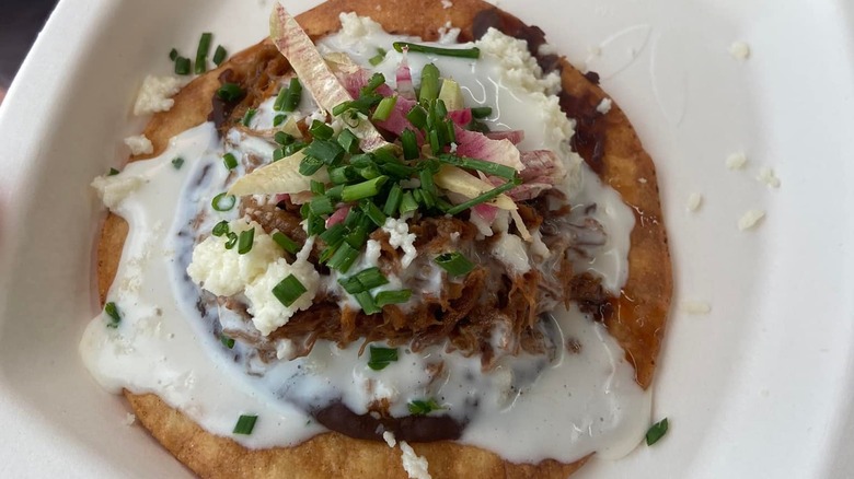 Tostada de barbacoa dish