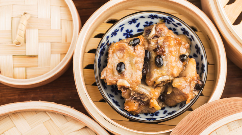 Steamed ribs in bamboo basket