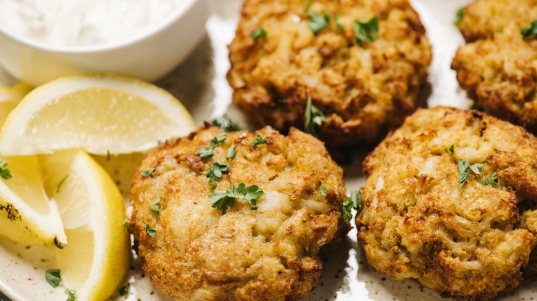 Crab cakes with lemon