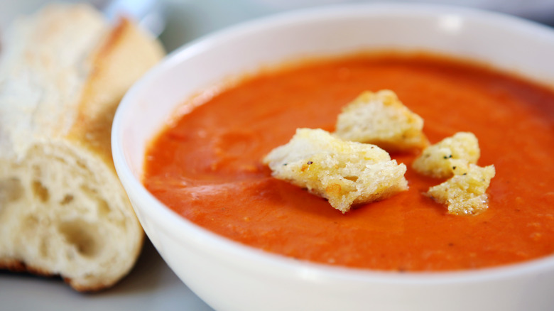 Tomato soup with bread pieces