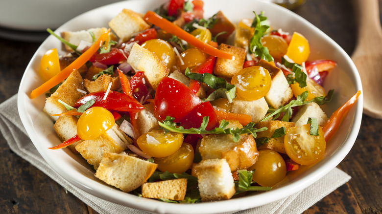 Panzanella salad with veggies