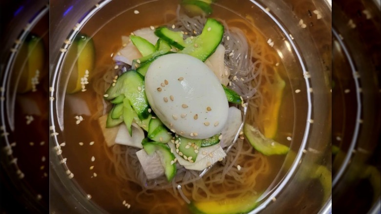 Cold noodle with egg and veggies