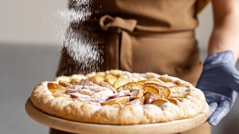 Dusting an apple tart