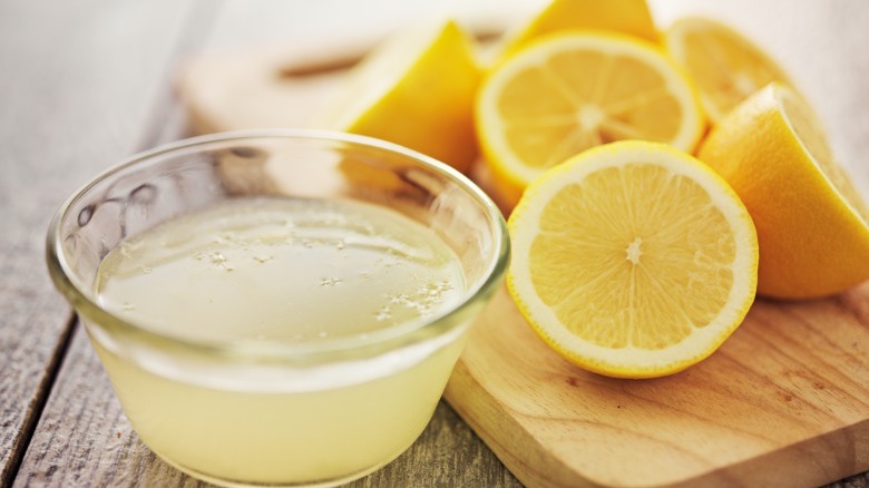 Fresh lemon juice in bowl